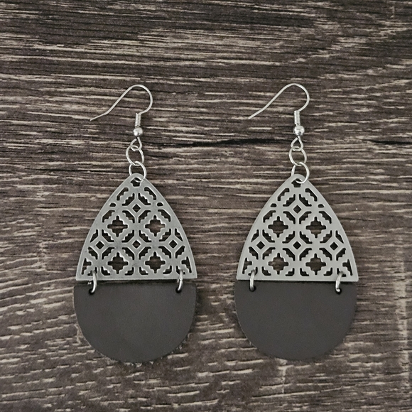 Pigness & Company Jewelry - Pigness & Company Chic Silver and Black Filigree Earrings